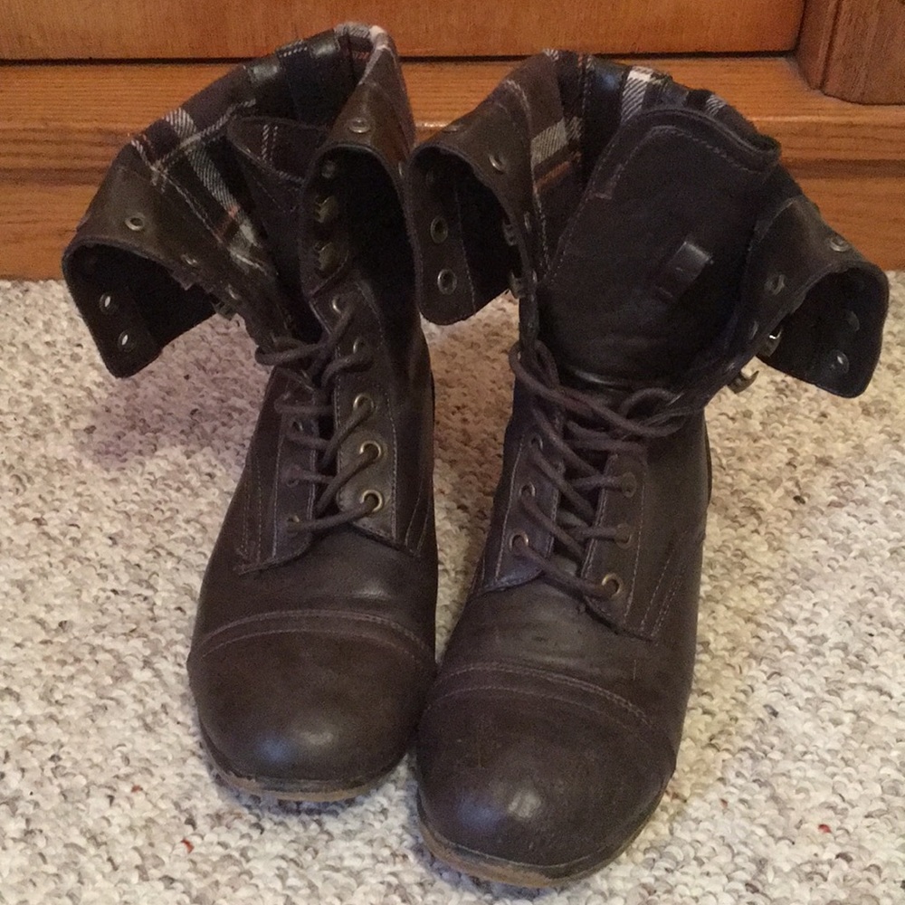 Boots - Picture 2 of 4